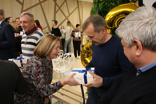 Мужчины принимают поздравления!