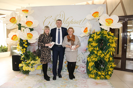 С праздником весны!